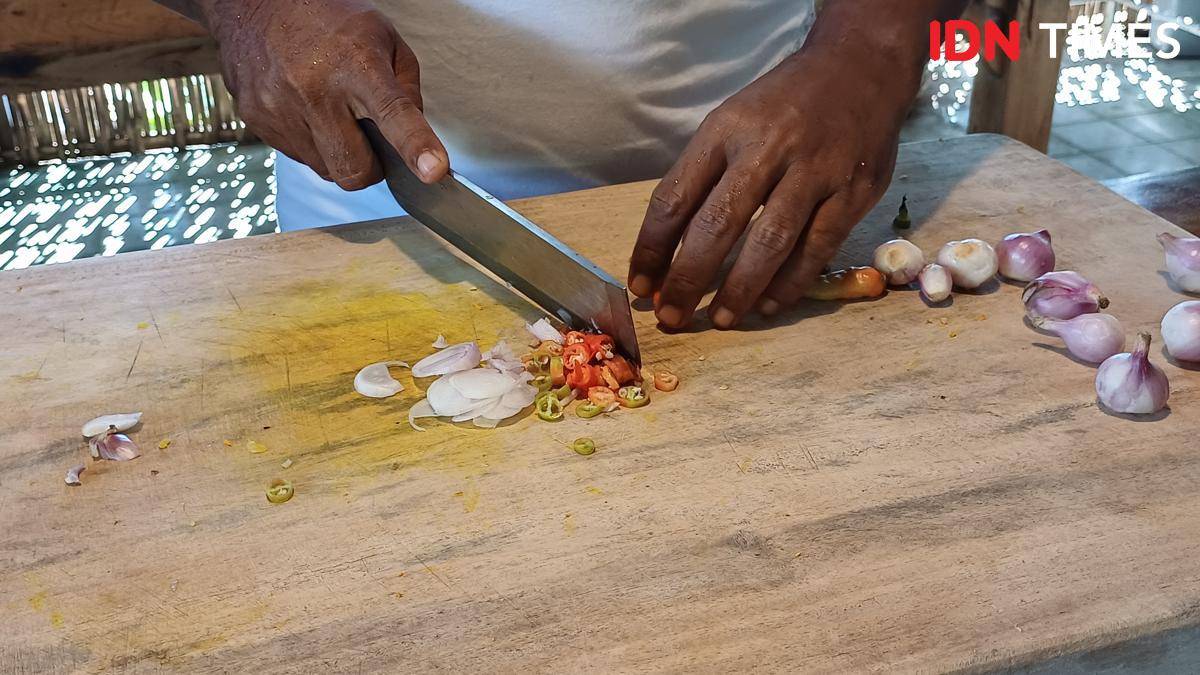 Potret mengiris bahan-bahan sambal matah khas Bali