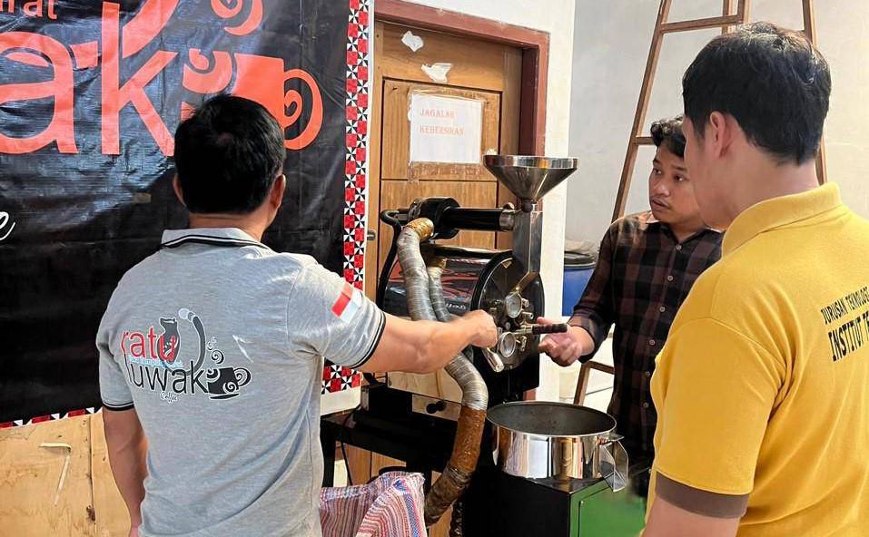 Dosen Program Studi Teknologi Pangan Institut Teknologi Sumatera (Itera) Turun Tangan Memberdayakan Kelompok Usaha “Ratu Luwak” (Dok/Humas Itera)