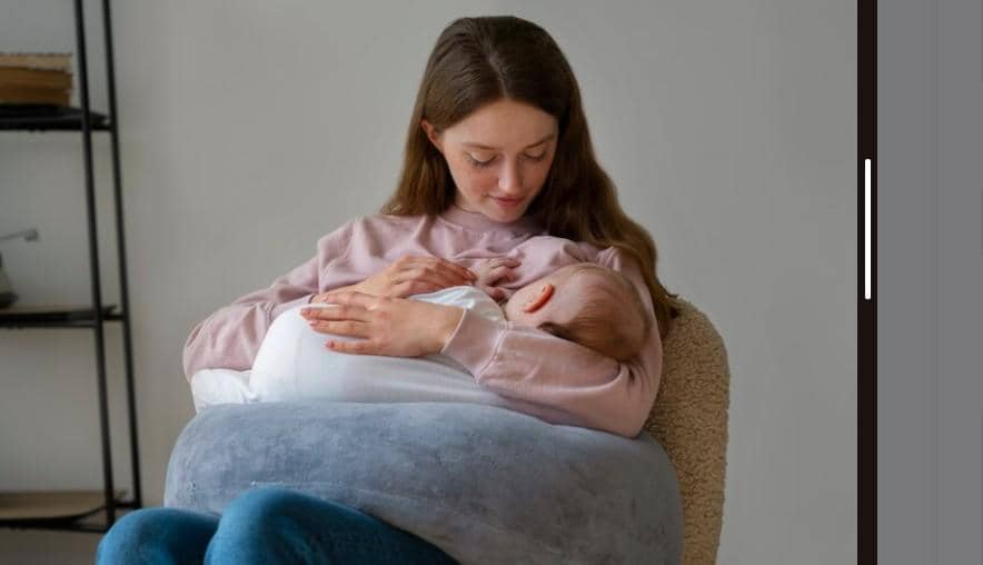 Seorang ibu menyusui bayinya.