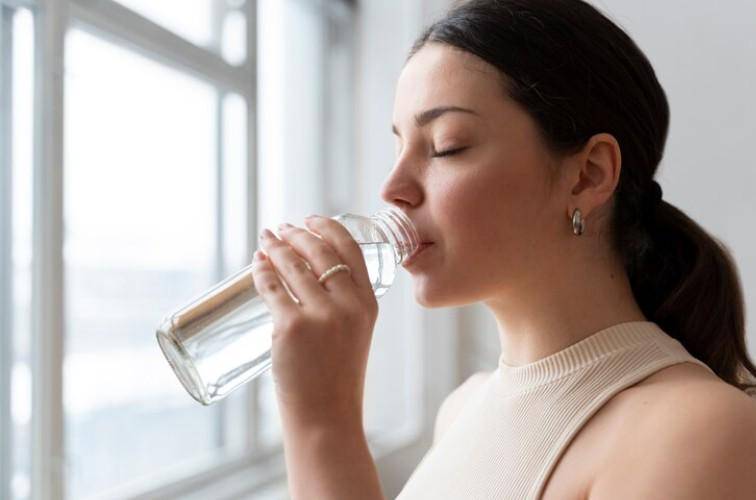 ilustrasi minum air (freepik.com/freepik)