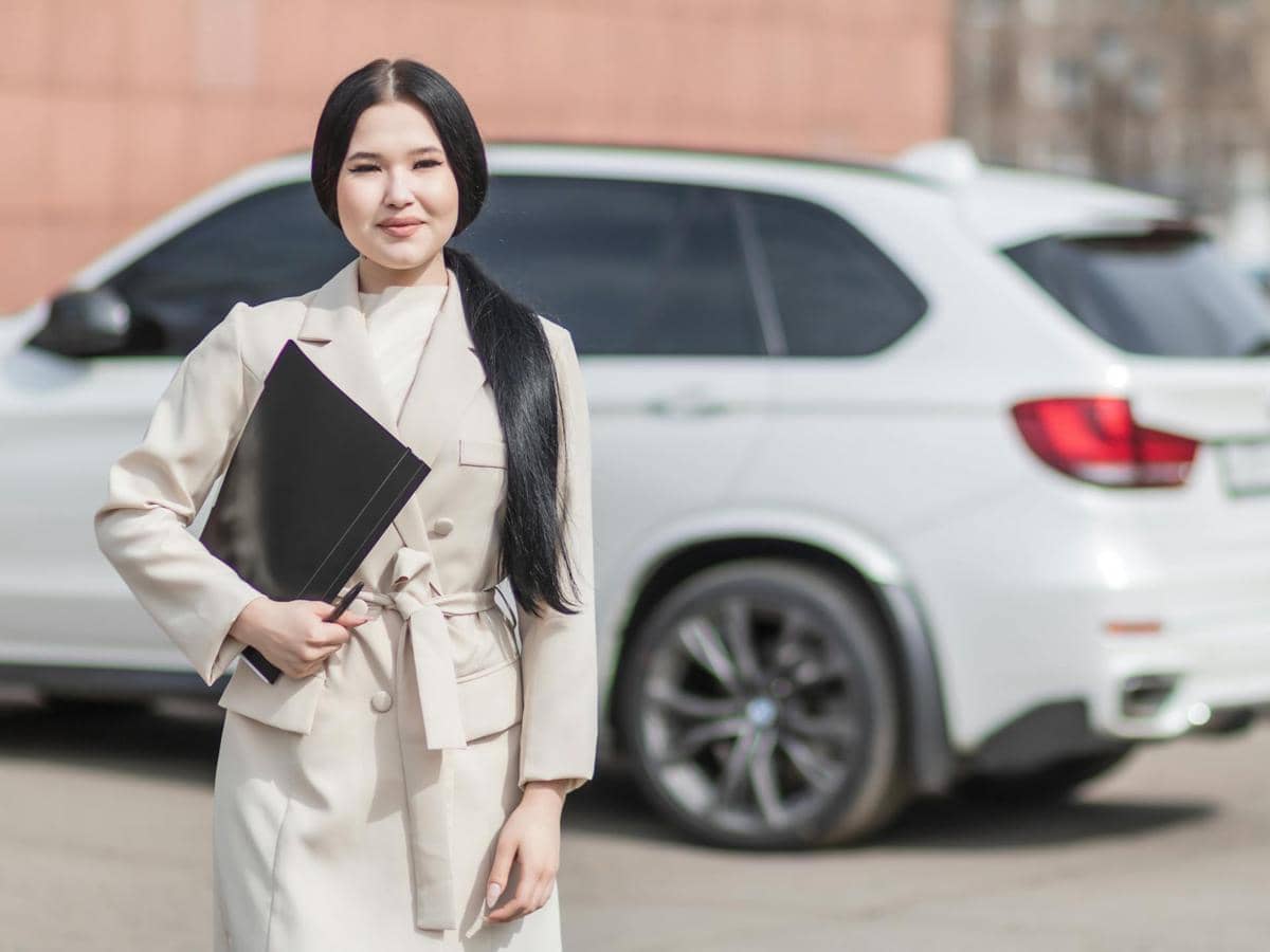 ilustrasi outfit semi formal (pexels.com/Mikhail Nilov)