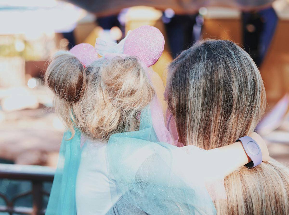 ilustrasi anak dan ibu (unsplash.com/Amy Humphries)