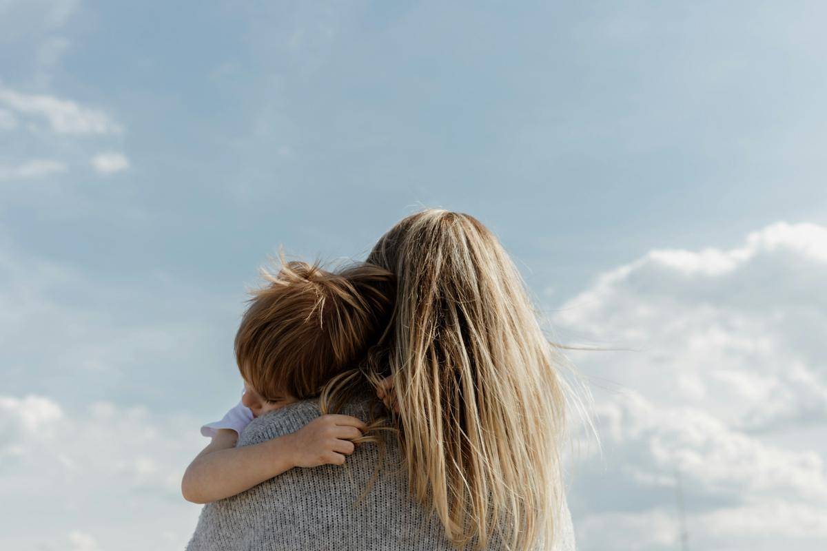 ilustrasi anak dan ibu (unsplash.com/Bethany Beck)