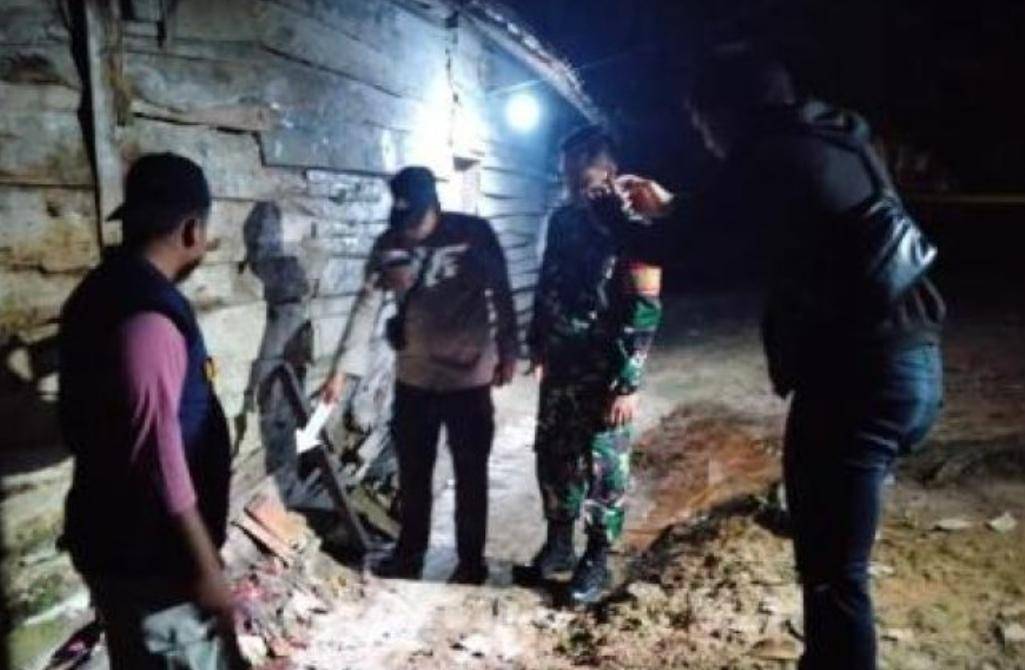 Polisi melakukan olah TKP pembunuhan di Baturaja Barat. (Dok. Polres Oku)