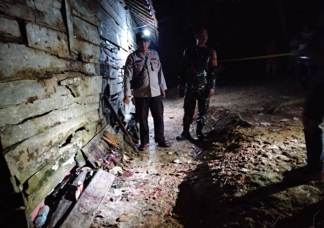 Polisi melakukan olah TKP pembunuhan di Baturaja Barat. (Dok. Polres Oku)