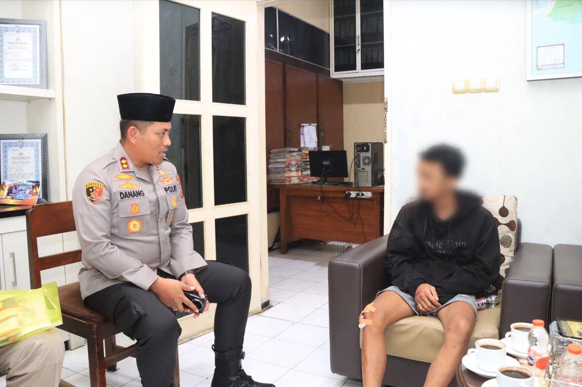 Pemuda asal Pasuruan diamankan usai lepas bendera Arema. (Dok. Humas Polres Malang)