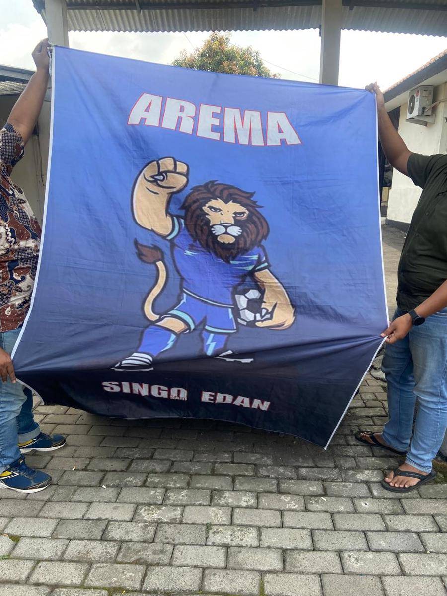 Barang bukti bendera Arema yang hendak dilepas pemuda asal Pasuruan. (Dok. Humas Polres Malang)