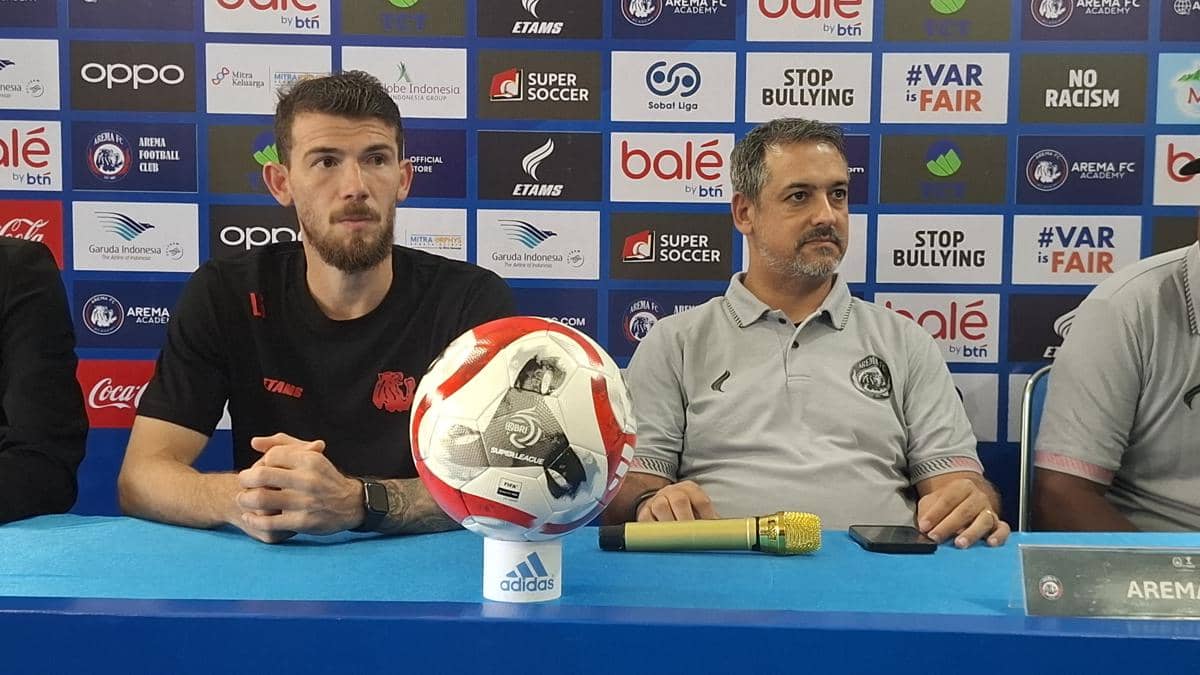 Bek Arema FC, Luiz Gustavo (kiri) dan Pelatih Arema FC, Marcos Santos. (IDN Times/Rizal Adhi Pratama)