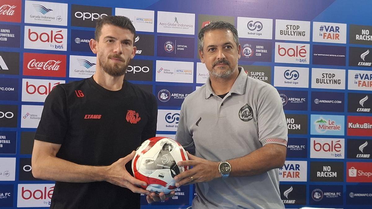 Bek Arema FC, Luiz Gustavo (kiri) dan Pelatih Arema FC, Marcos Santos. (IDN Times/Rizal Adhi Pratama)