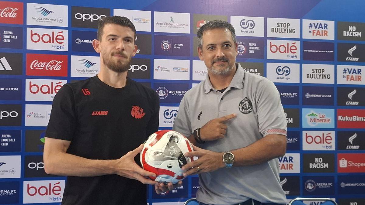 Bek Arema FC, Luiz Gustavo (kiri) dan Pelatih Arema FC, Marcos Santos. (IDN Times/Rizal Adhi Pratama)