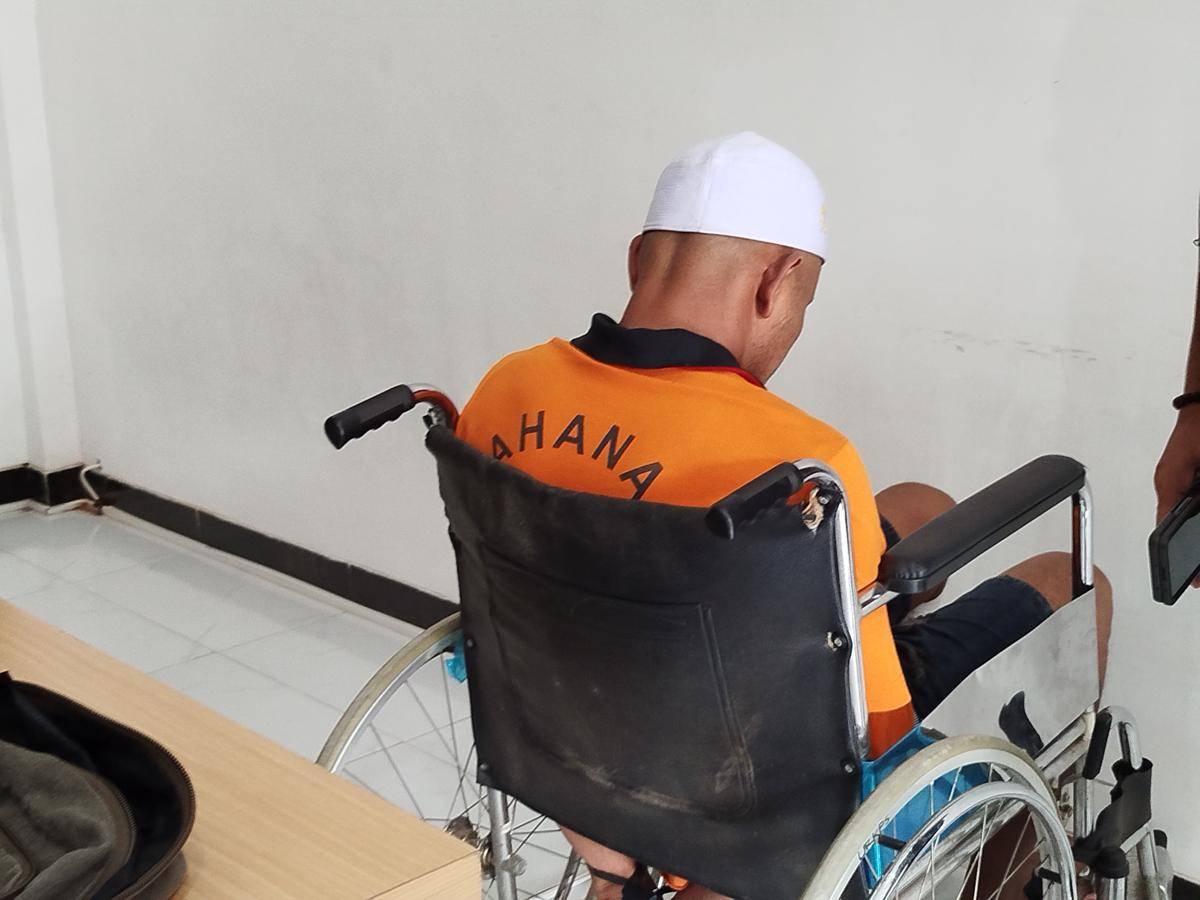 Pelaku pencurian laptop dan handphone di Alibaba Store Kota Batu. (IDN Times/Rizal Adhi Pratama)