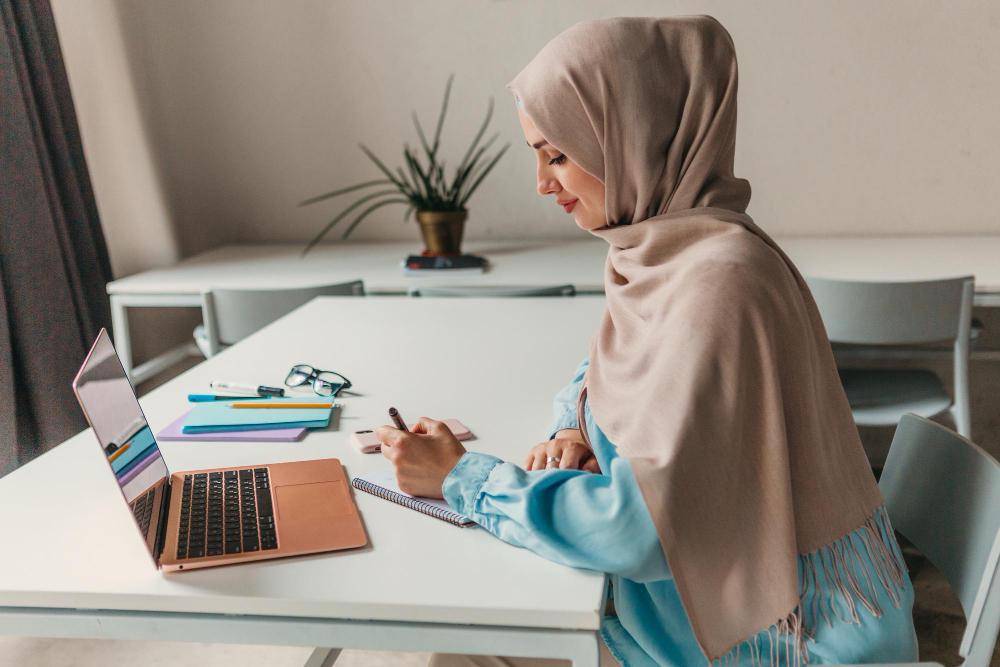 ilustrasi seorang wanita sedang menulis
