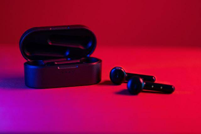 potret earbuds bluetooth
