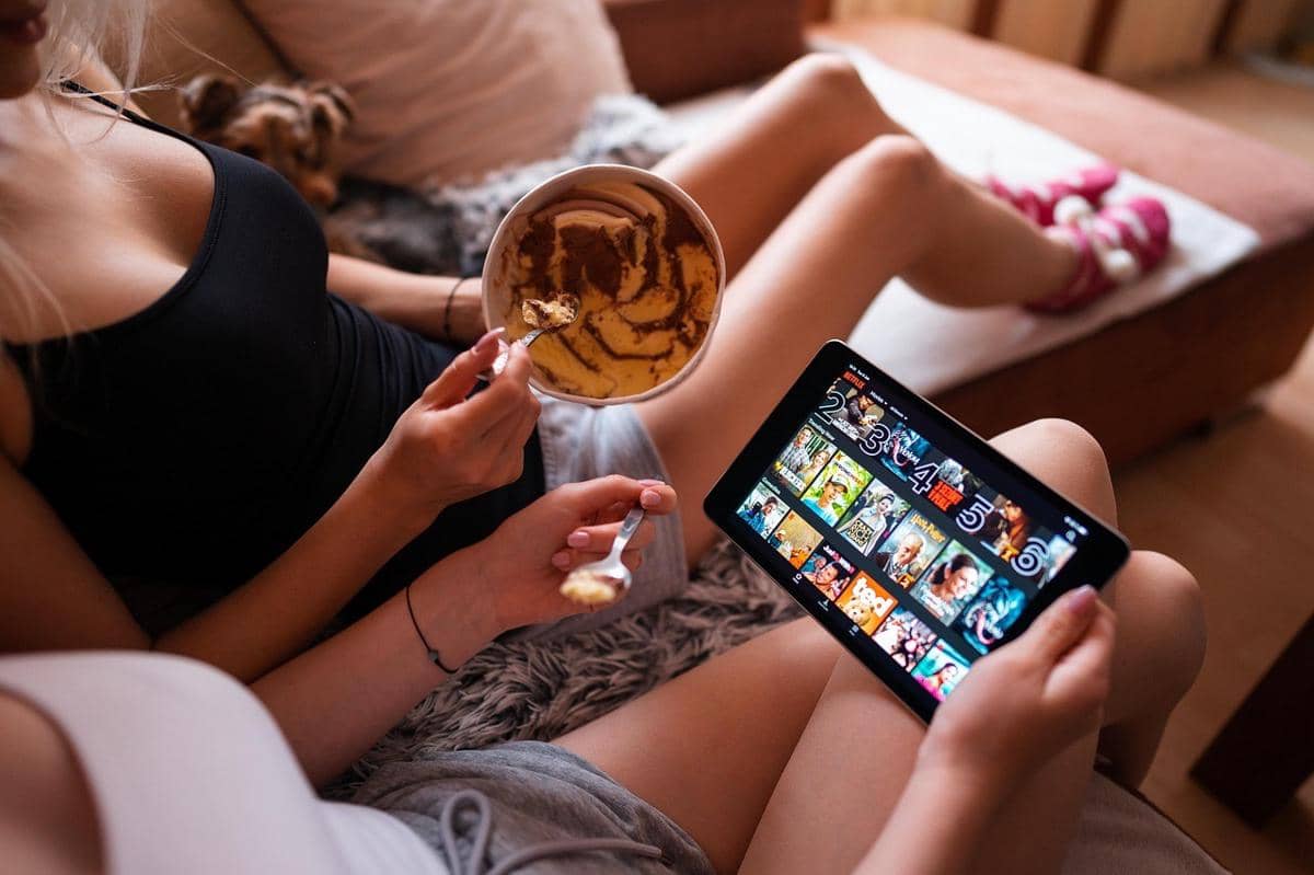 Ilustrasi orang yang sedang melihat film bersama teman atau keluarga (pixabay.com/yousafbhutta)