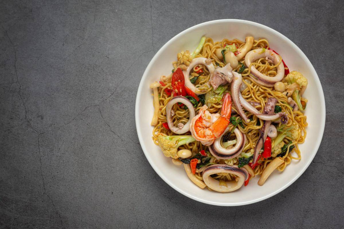 ilustrasi mie goreng Shanghai seafood ala resto (freepik.com/jcomp)