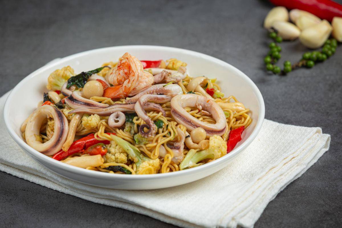 ilustrasi mie goreng Shanghai seafood ala resto (freepik.com/jcomp)