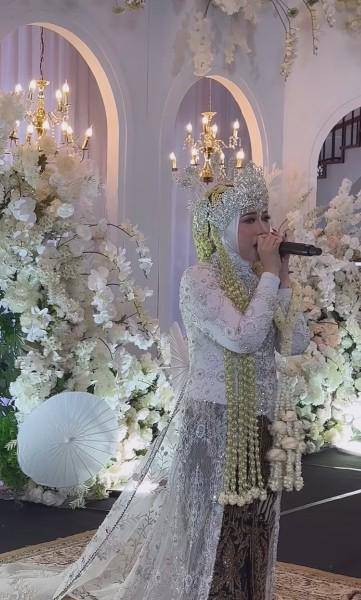 Anniversary ke-30 Melly Goeslaw dan Anto Hoed (Instagram.com/melly_goeslaw)
