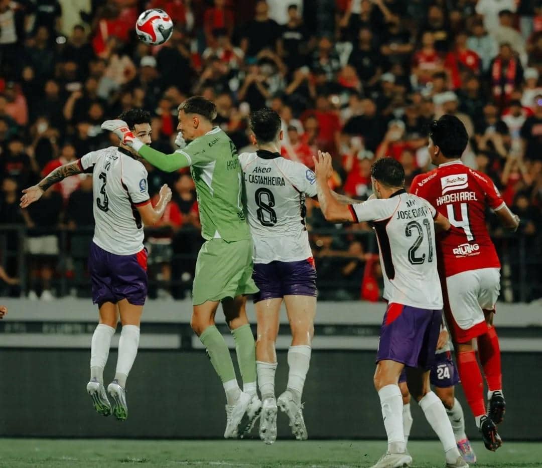 Pemain Bali United (merah) saat berebut bola dengan pemain Persik Kediri (putih). (Instagram.com/baliunitedfc)