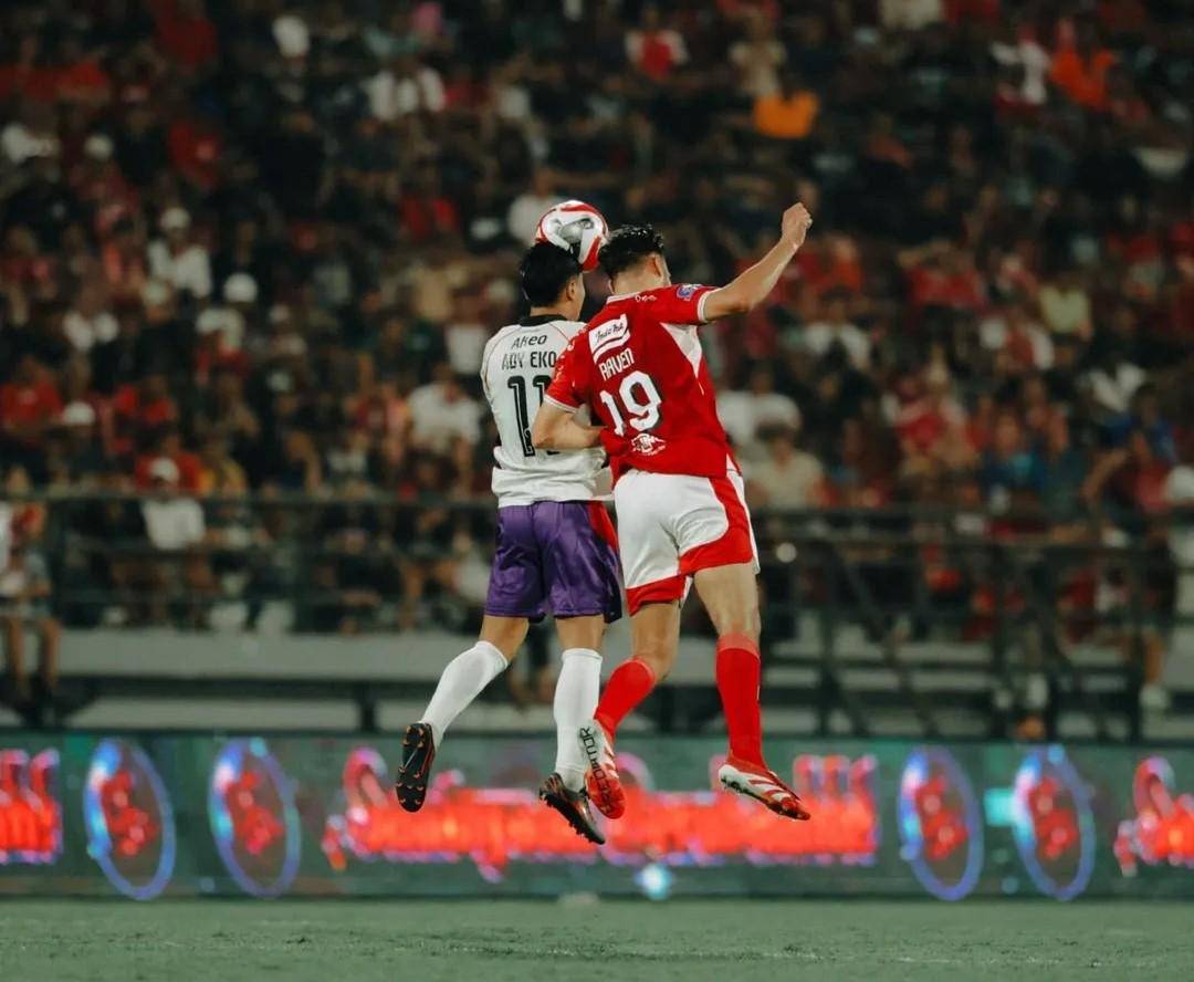 Jens Raven (merah) saat berebut bola dengan pemain Persik Kediri. (Instagram.com/baliunitedfc)