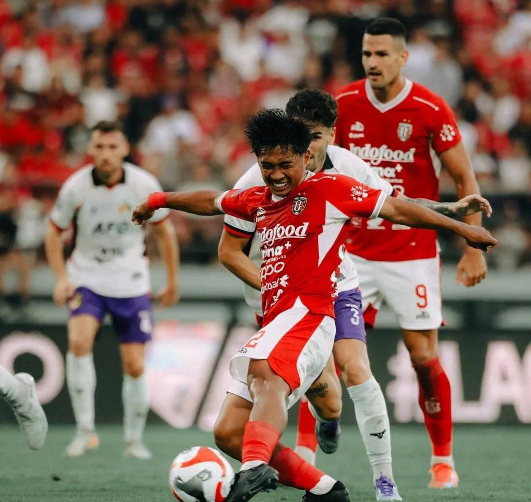 Reyner Barusu (depan, merah) saat debut bersama Bali United di Super League 2025/2026 (Instagram.com/baliunitedfc)