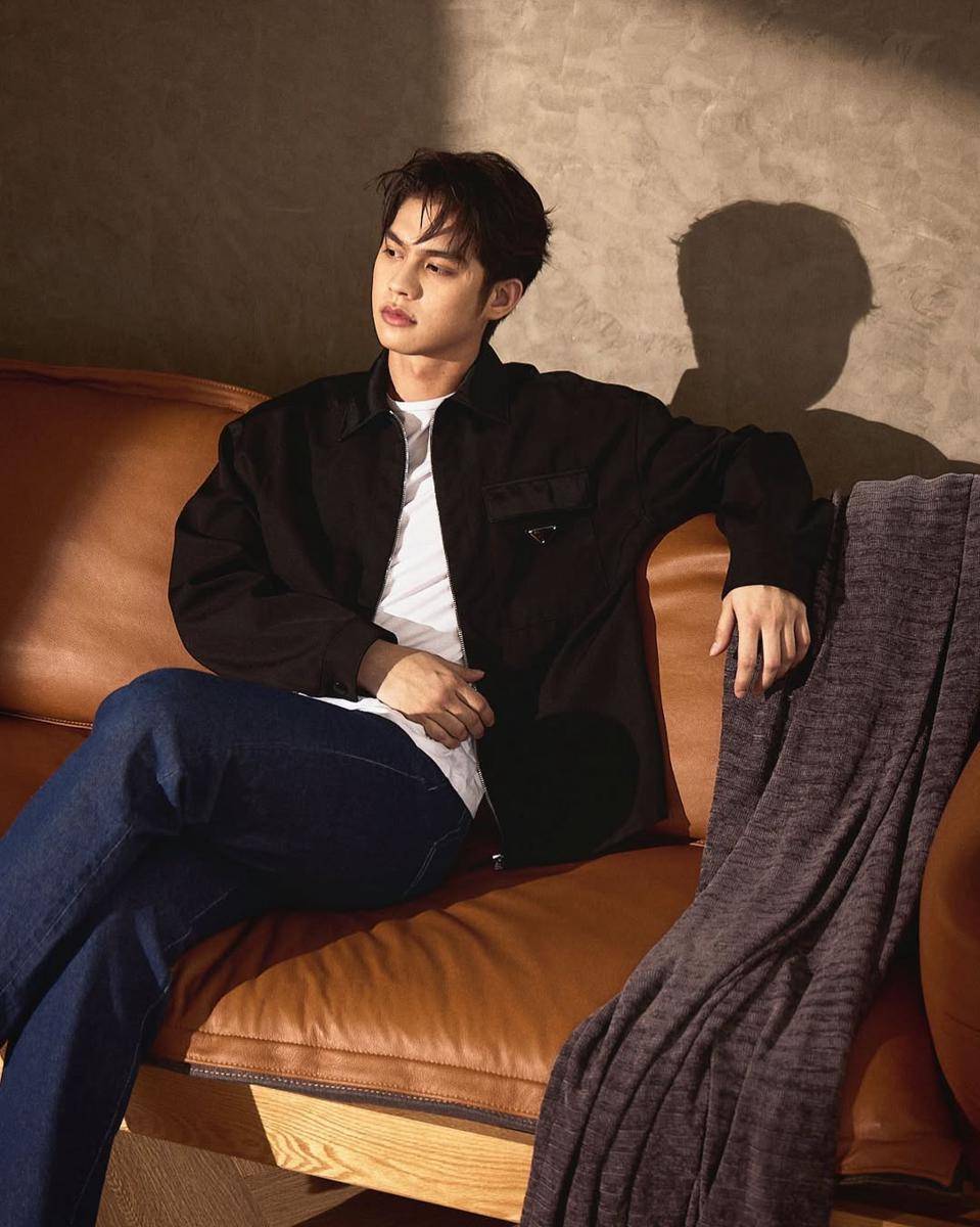 styling black jacket ala Bright Vachirawit (instagram.com/bbrightvc)