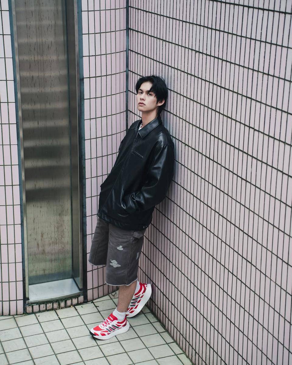 styling black jacket ala Bright Vachirawit (instagram.com/bbrightvc)