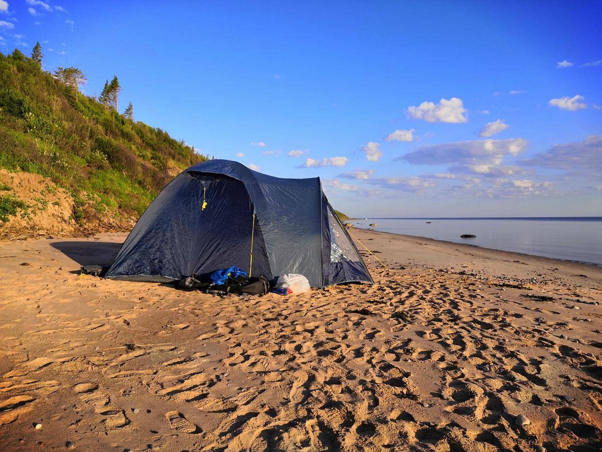 Ilustrasi camping di pantai (Pixabay/Евгений Воронцов)
