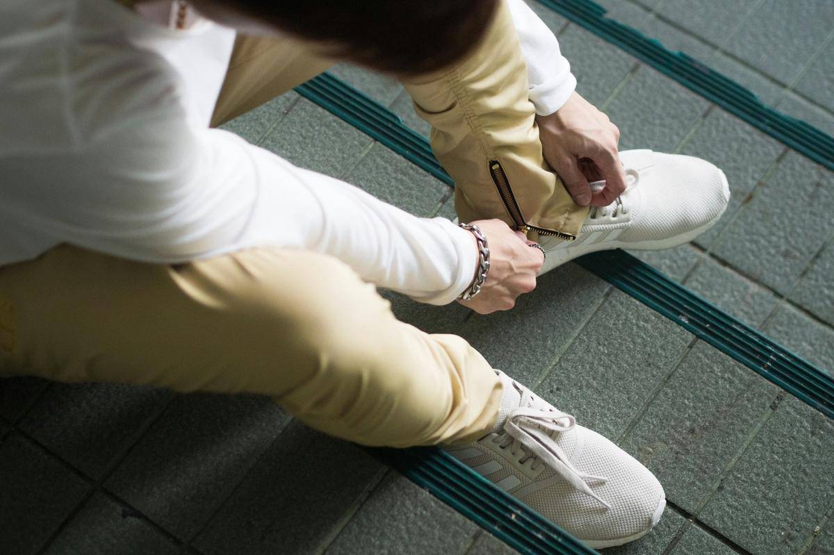 ilustrasi memakai sepatu (unsplash.com/Black Jiracheep)