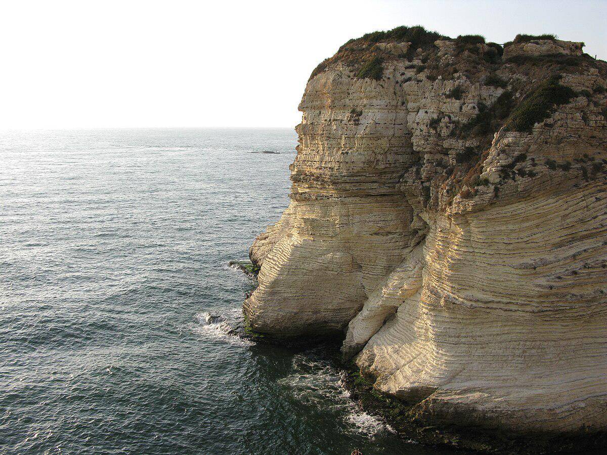 potret tebing di Corniche Beirut (commons.wikimedia.org/Vyacheslav Argenberg)