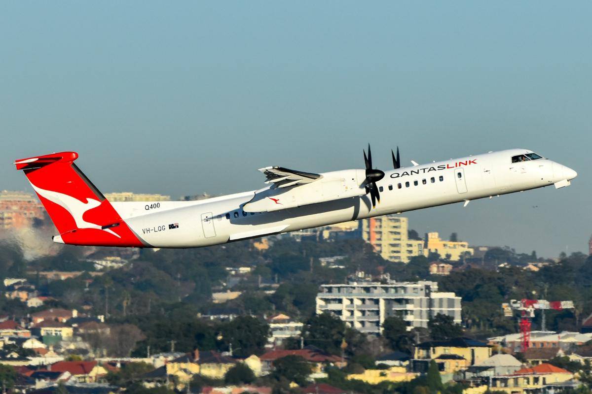 Pesawat Bombardier milik maskapai Qantas. (unsplash.com/dsyphers)