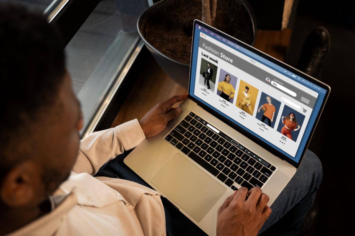 ilustrasi online shopping (freepik.com/freepik)
