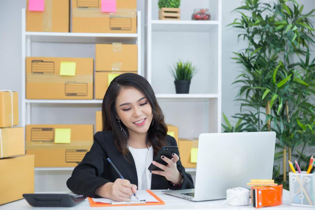 ilustrasi pengiriman paket bisnis online (freepik.com/jcomp)