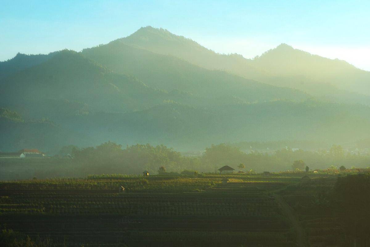 Gunung Anjasmoro di pagi yang terlihat dari Pujon, Malang
