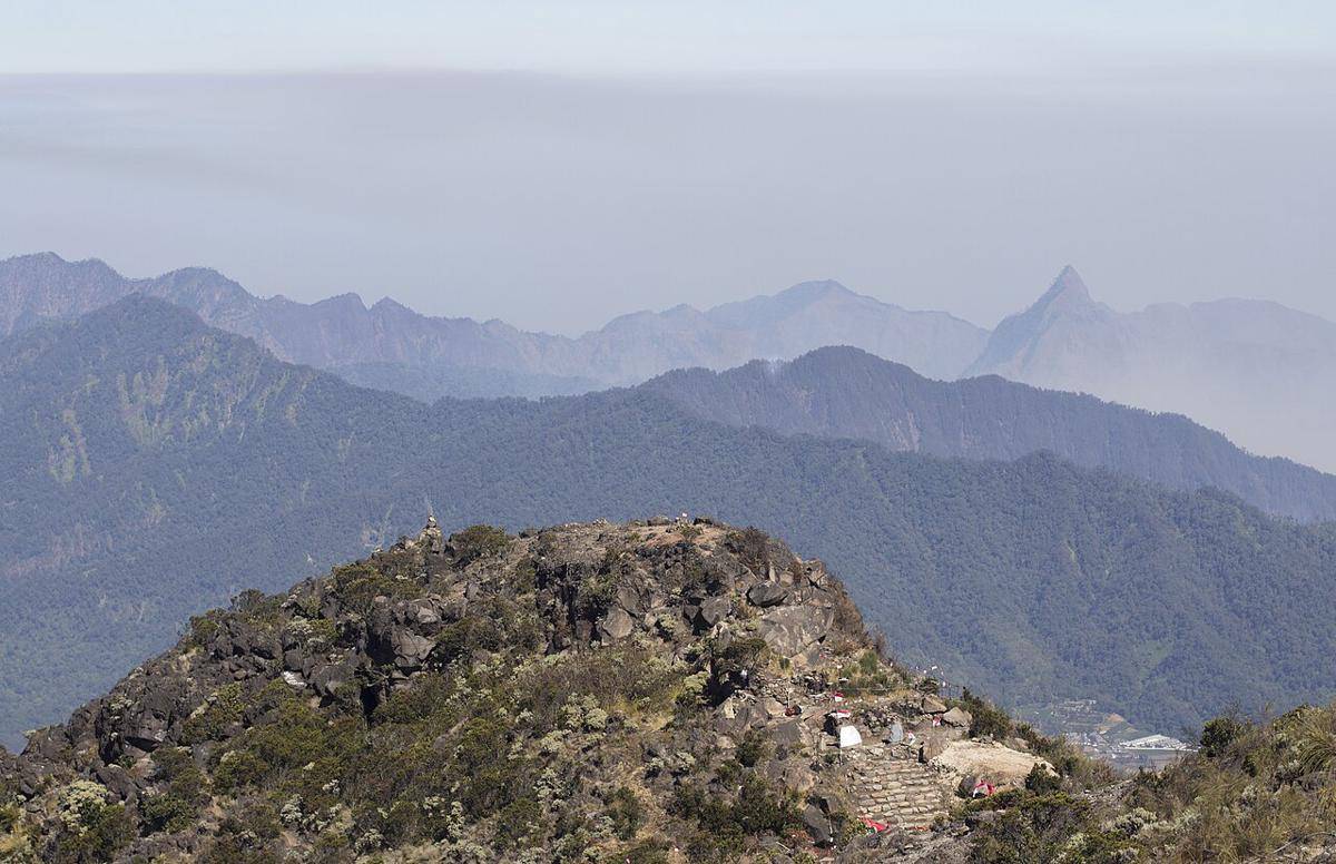 Gunung Anjasmoro dari puncak Gunung Arjuno 