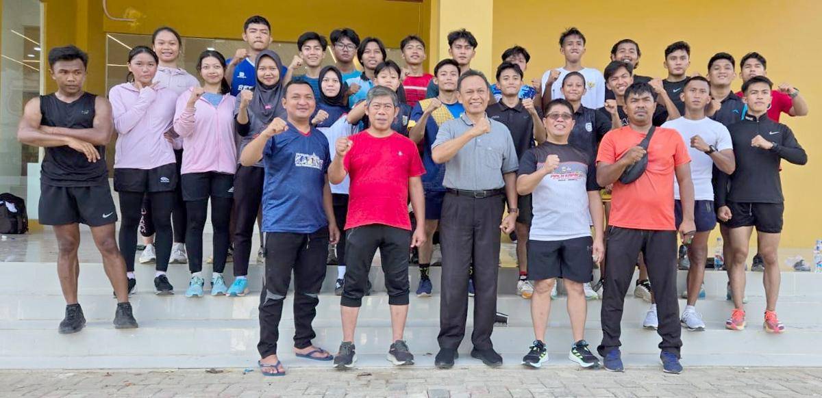 Ketua KONI Lampung Taufik Hidayat saat berfoto bersama para karateka. (IDN Times/istimewa)