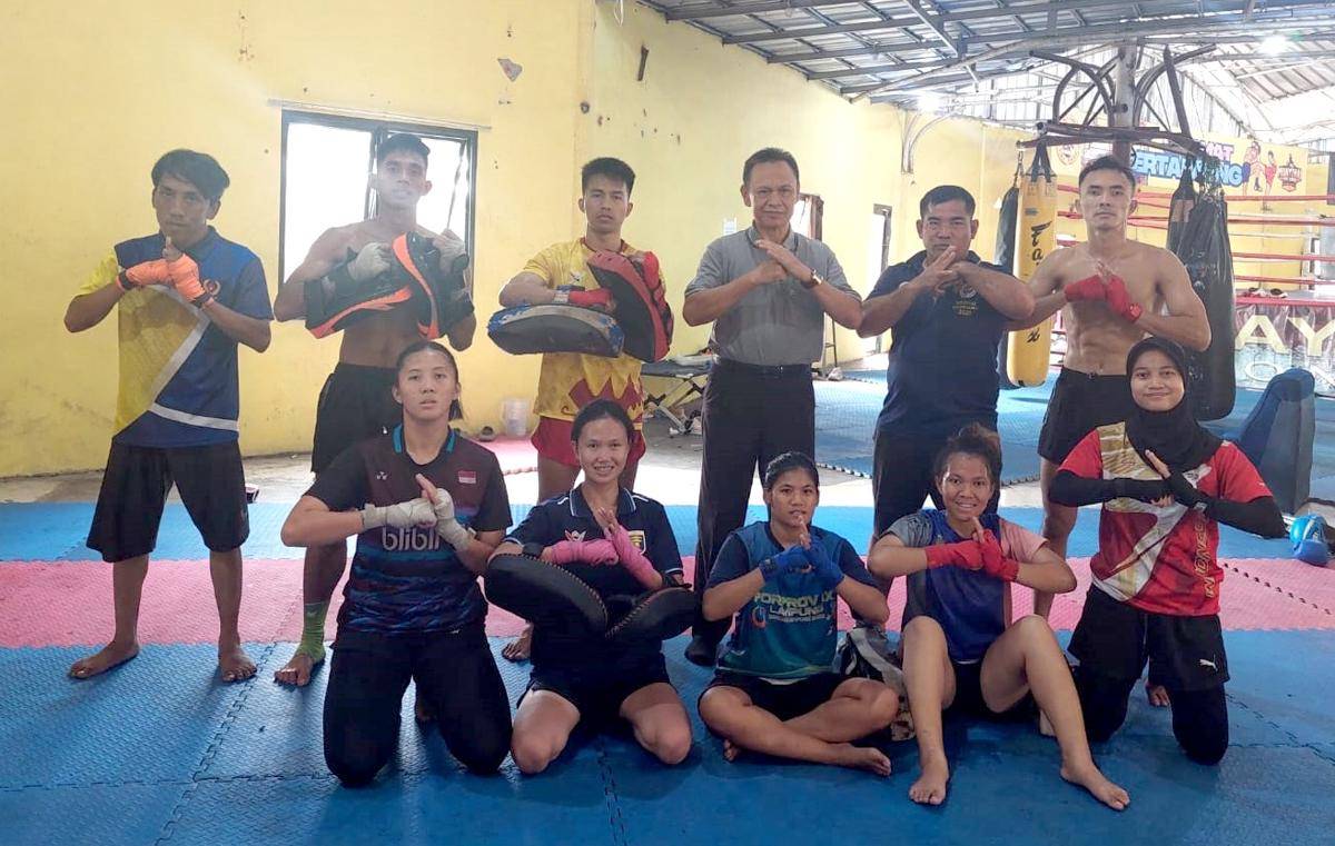 Ketua KONI Lampung, Taufik Hidayat saat berfoto bersama dengan atlet Muaythai. (IDN Times/istimewa)