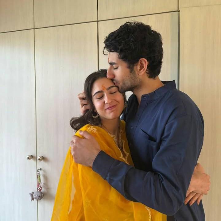 Sara Ali Khan dan adiknya
