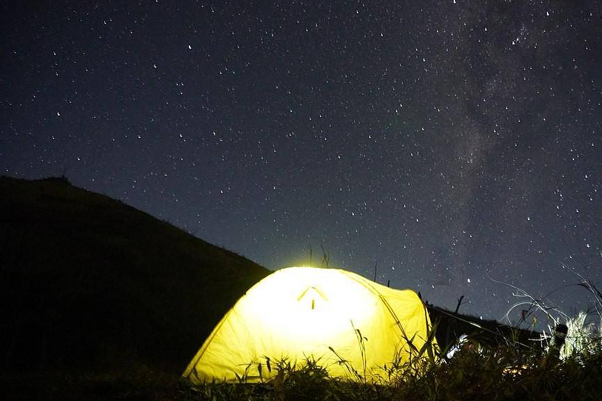 suasana malam hari Gunung Merbabu via Jalur Thekelan (commons.wikimedia.org/Ariel_Seto_Adinugraha)