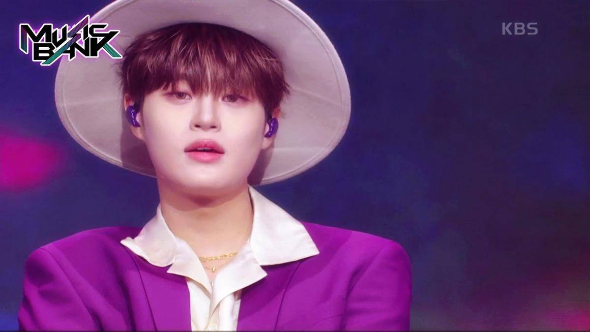 Daehwi membawakan "Unforgettable" (youtube.com/KBS WORLD TV)