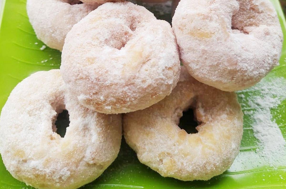 ilustrasi donat yang dilapisi susu bubuk 