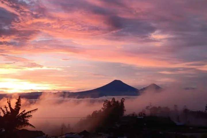 panorama sunset dari Gunung Merbabu via Wekas (instagram.com/merbabuviawekas)