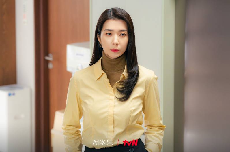 Potret Lee Seo Hwan saat membintangi drama Korea Law and the City Kim Ji Hyun di drama Law and the City (Dok. tvN/Law and the City)