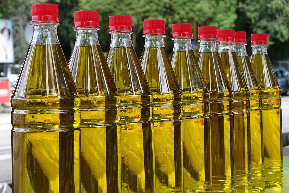 ilustrasi minyak di dalam botol (pixabay.com/neufal54)