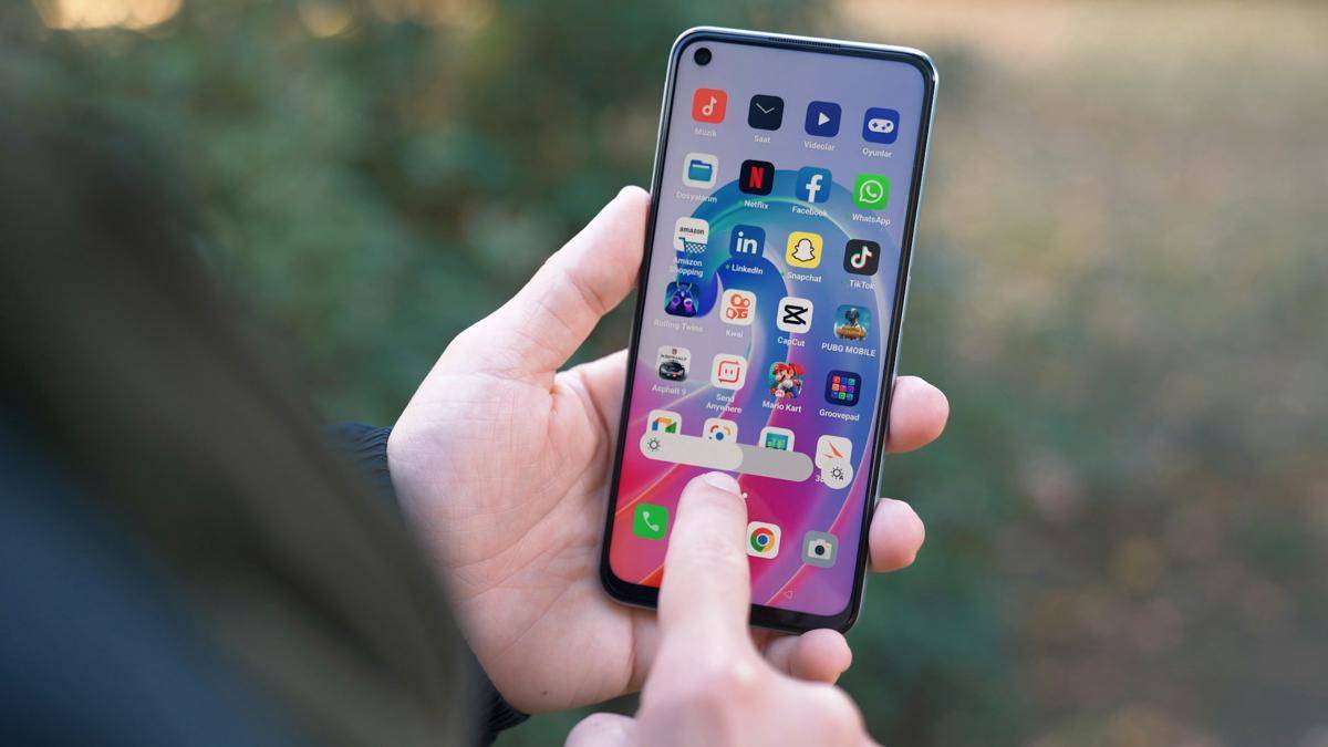 potret mengakses browser di smartphone (unsplash.com/Onur Binay)