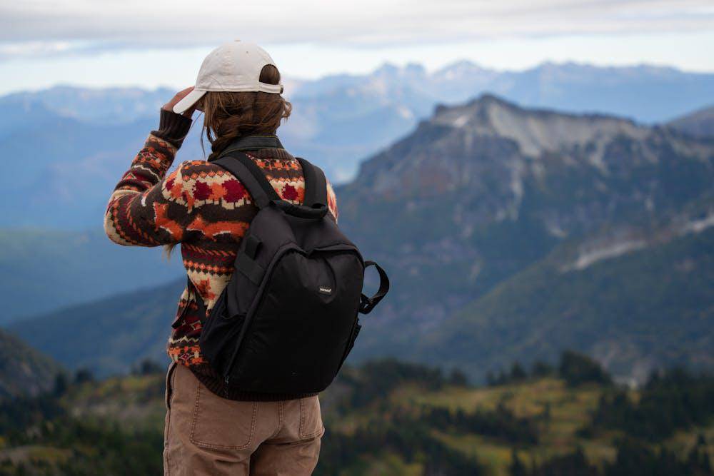 ilustrasi solo hiking (pexels.com/Alex Moliski)