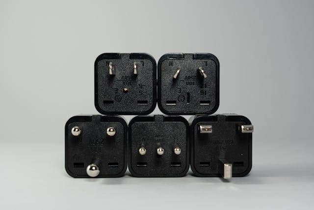 ilustrasi travel adapter (pexels.com/Castorly Stock)