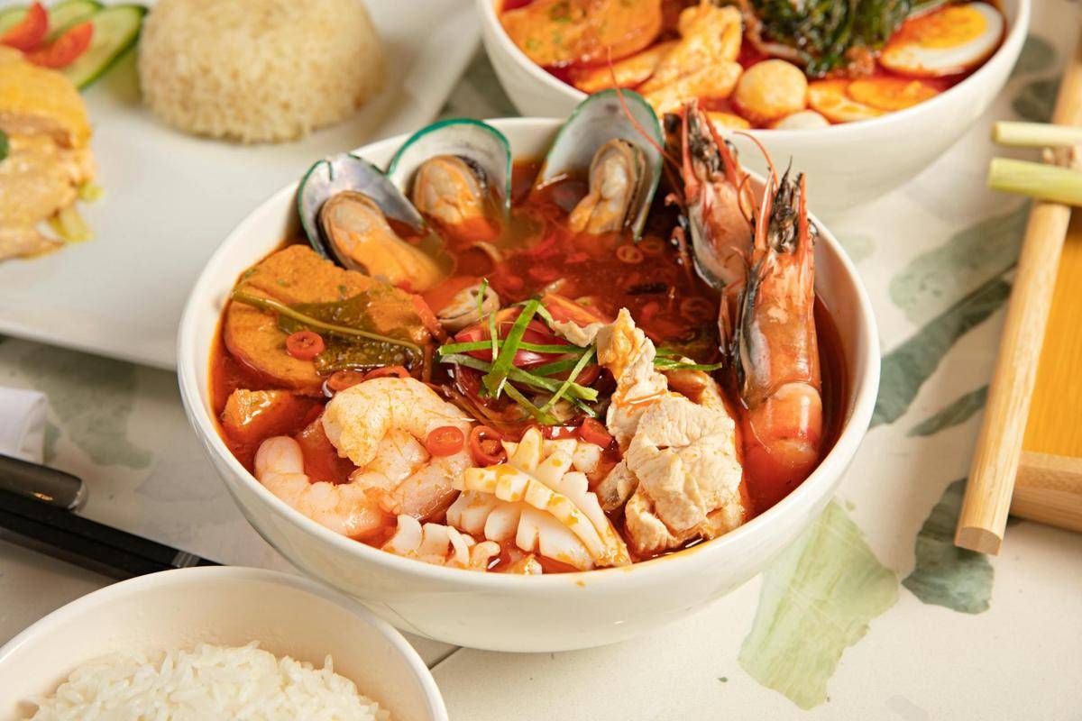 ilustrasi tom yam seafood spesial 