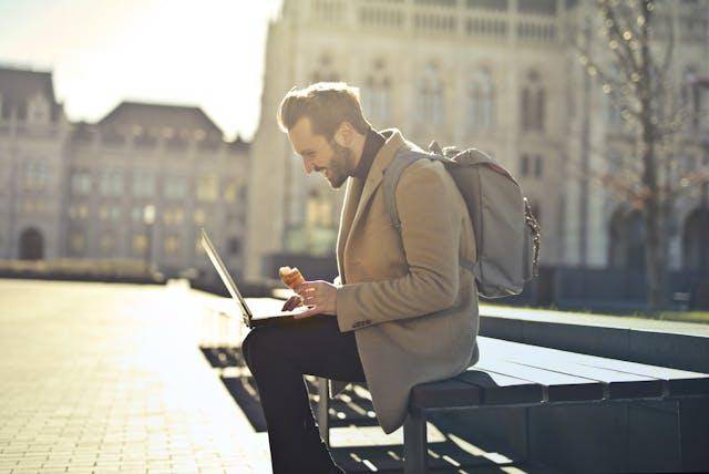 ilustrasi seorang digital nomad (pexels.com/Andrea Piacquadio)