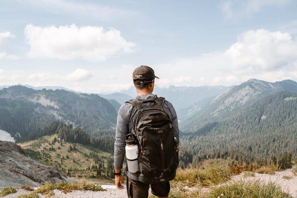ilustrasi solo hiking (pexels.com/Sophie Cambridge)