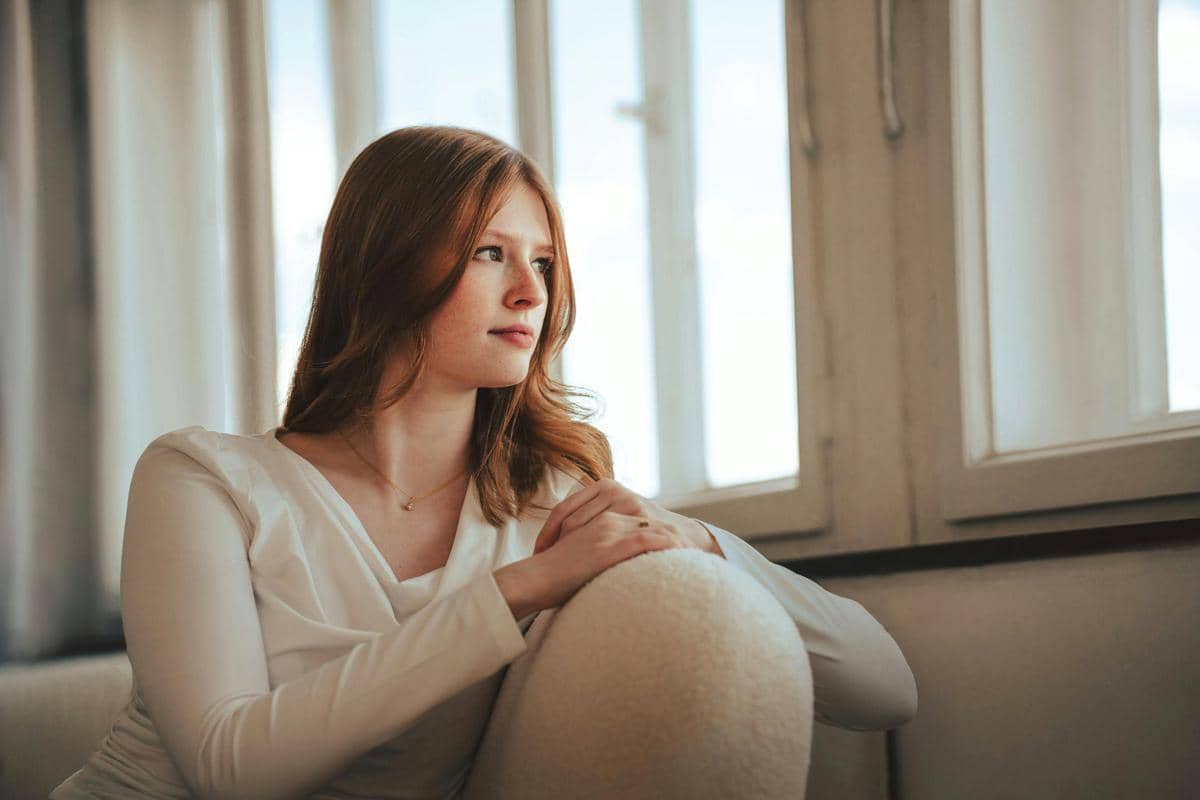 ilustrasi perempuan merenung